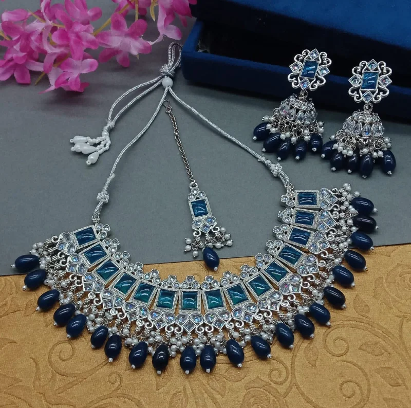 Women’s silver necklaces-Lucentarts Jewellery Silver Plated Kundan Stone And Pearls Necklace Set